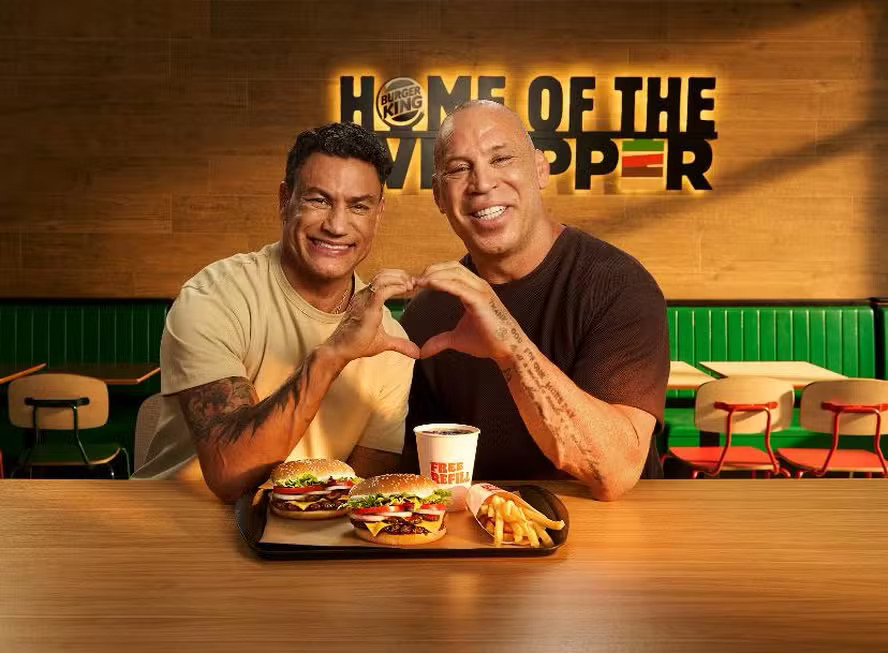 Popó e Wanderley Silva selam paz comendo hamburger após pancadaria