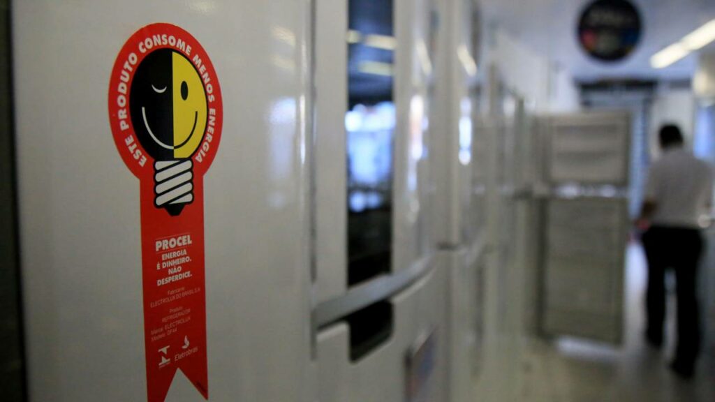 Como usar tecnologia para reduzir sua conta de luz agora