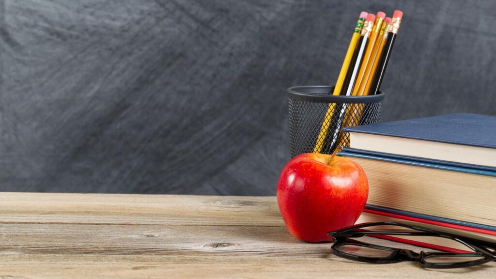 Professor de 92 anos quer ver seus alunos novamente, 100 aparecem no jantar Meus dias estão contados, mas este é um dos mais felizes