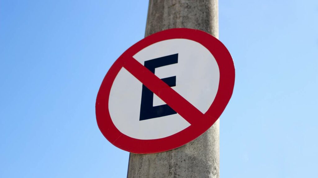 O que diz a lei de trânsito sobre cometer infrações em situações de emergência?