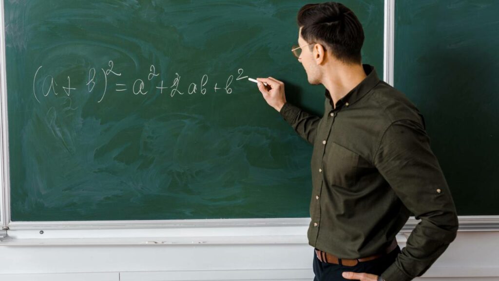 Quanto é (12+8):4×3-2=? Simples? Tente fazer as contas sem usar calculadora