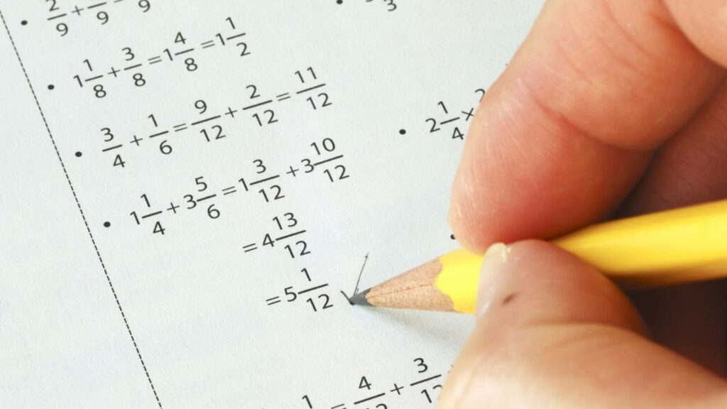 A equação com cinco quatros que muito não conseguem resolver por um erro simples