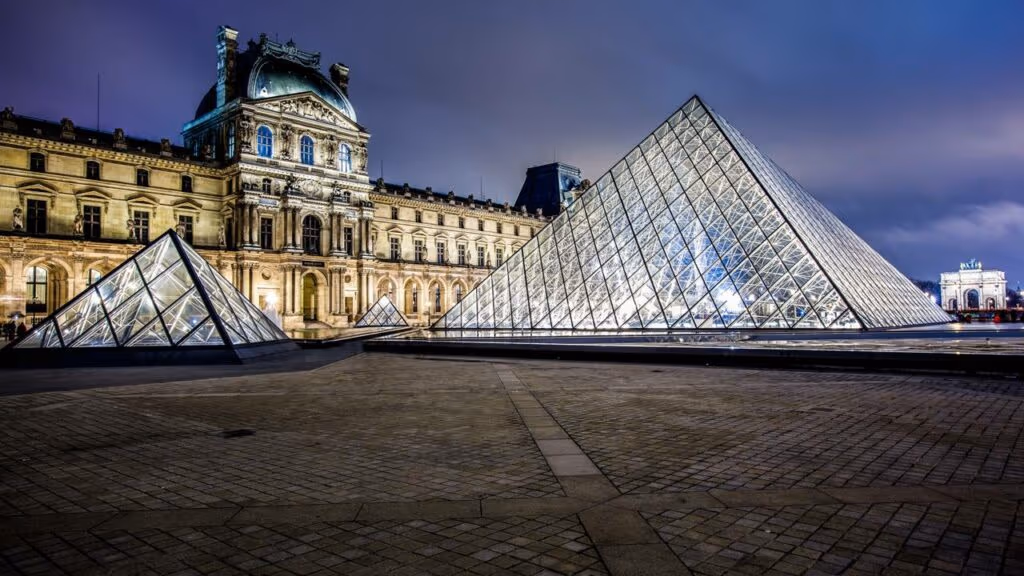 O Museu do Louvre, em Paris, foi assaltado. Objetos de valor de Napoleão foram roubados.