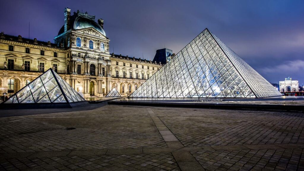O Museu do Louvre, em Paris, foi assaltado. Objetos de valor de Napoleão foram roubados.