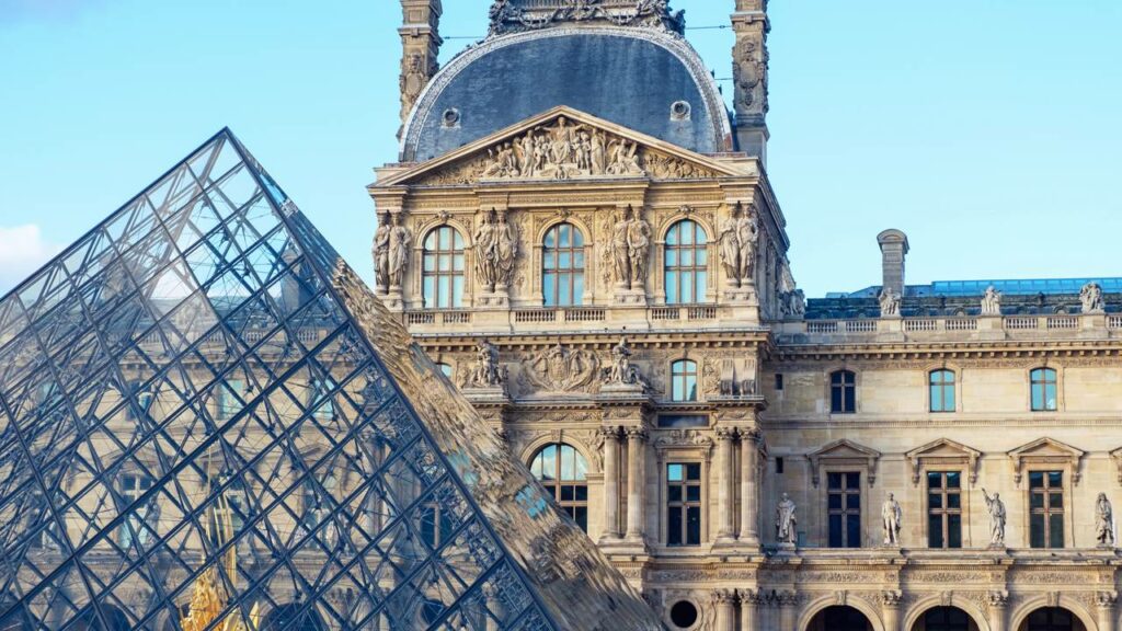 Roubo no Louvre envolveu quatro homens encapuzados, oito joias da coroa da França, duas tiaras, dois colares, brincos de esmeralda e safira e dois broches, e uma coroa que foi danificada