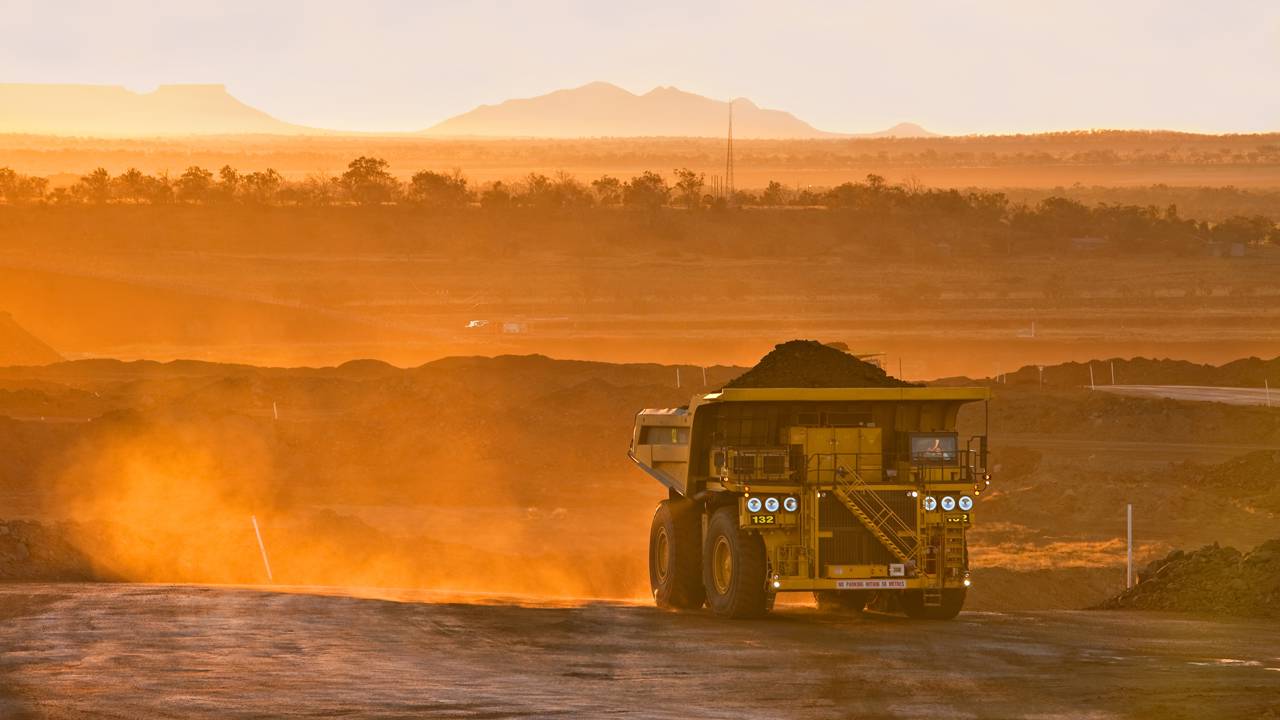 Tesouro de 55 bilhões de toneladas é descoberto e chefe de Estado comemora