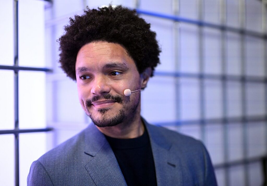 Comediante causa revolta ao zombar da morte de Charlie Kirk