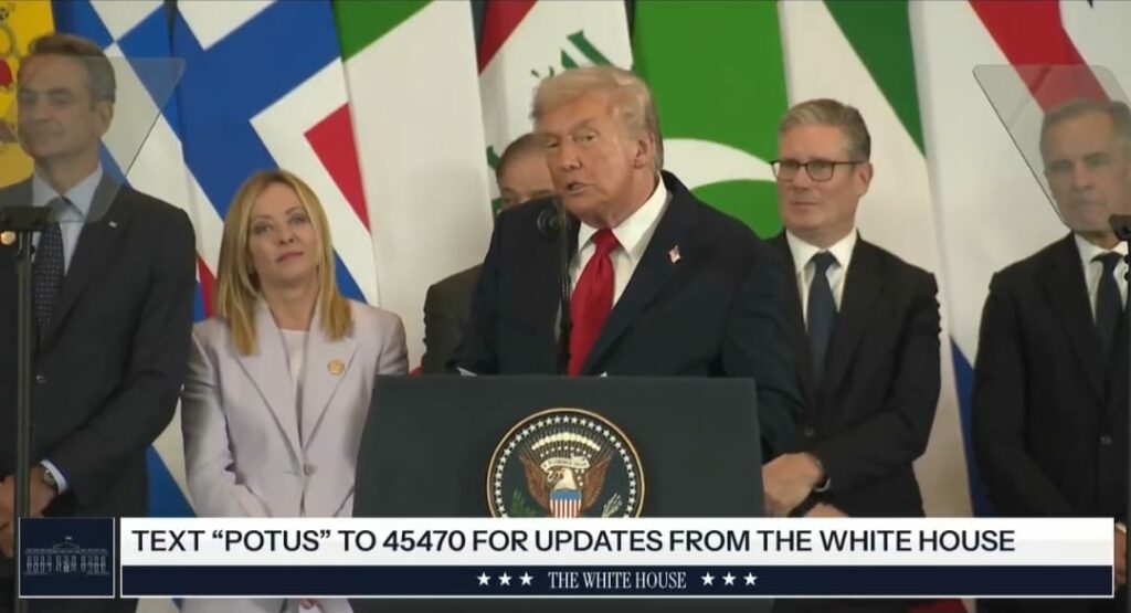 As curiosas cenas protagonizadas por Trump no encontro de paz do Oriente Médio