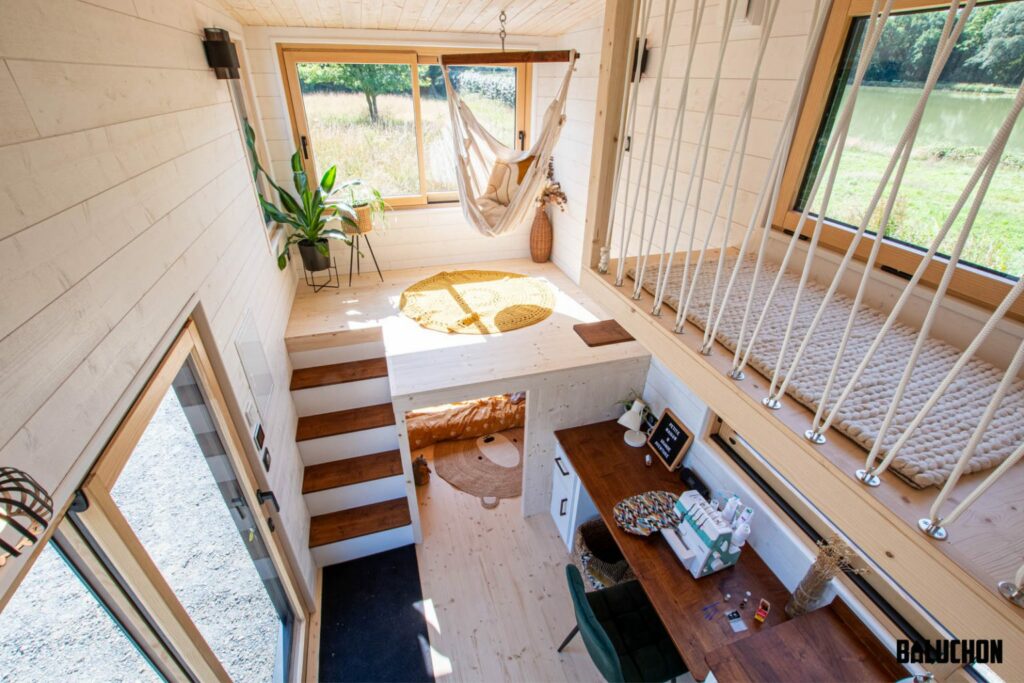 Uma charmosa casa móvel de 20 metros quadrados, ideal para viver na natureza: madeira natural, luz e vistas