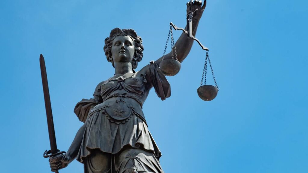 Vítima de assassinato aparece em julgamento e inocenta acusado Vivinho