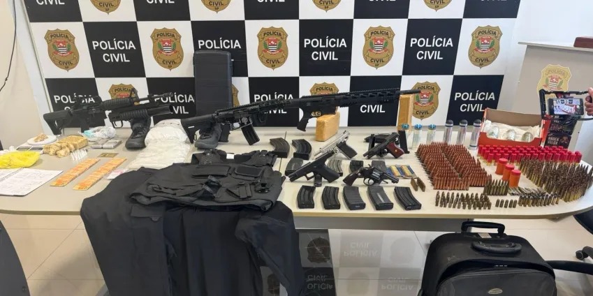 Polícia descobre arsenal com fuzis e drogas em Santos. Parceria criminosa desmantelada em ação estratégica.