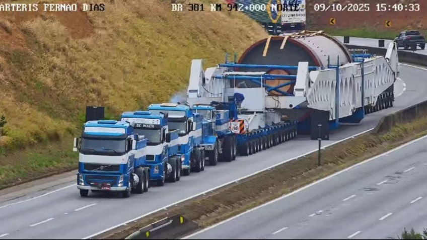 Colosso de 850 toneladas paralisou a Rodovia Fernão Dias