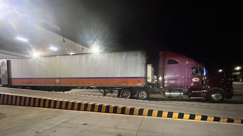 Motorista de caminhão que transportava veículos de luxo foi preso e o motivo surpreende