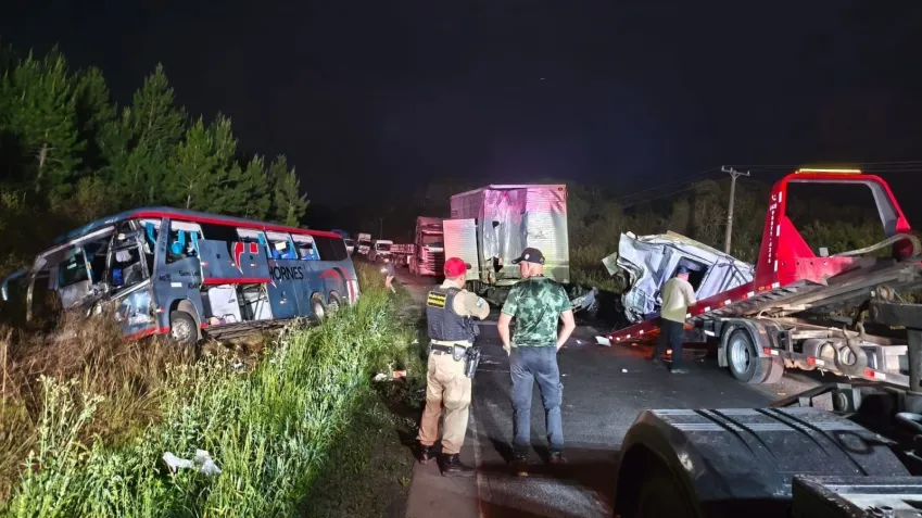 Acidente entre ônibus e caminhão deixa dezenas de feridos na PR-151