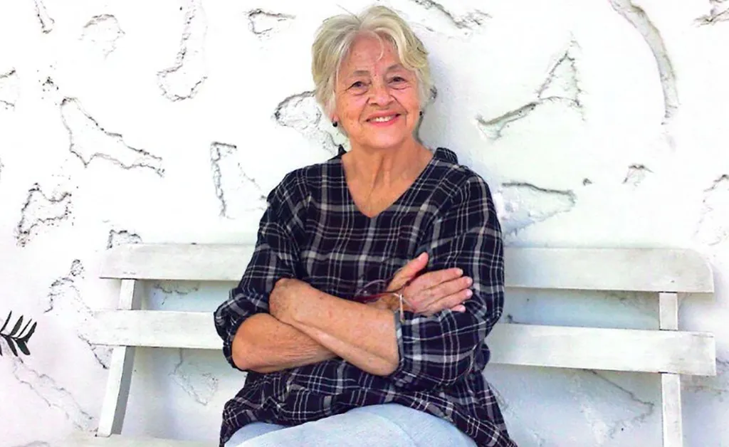 Cotada ao Nobel, poeta Adélia Prado recebe bênção do papa Leão