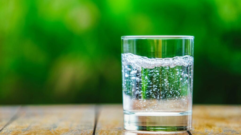 Entenda de uma vez por todas a diferença entre água mineral e água filtrada
