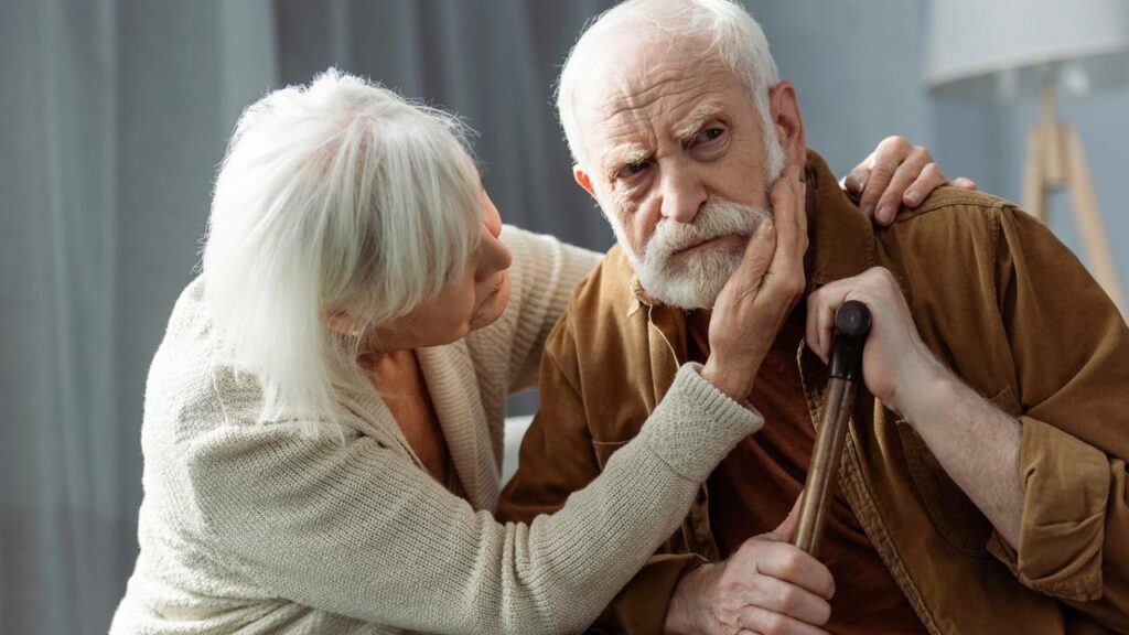 Tem 60 anos e as contas não param de chegar? Lei permite renegociar mantendo água, luz e alimentação