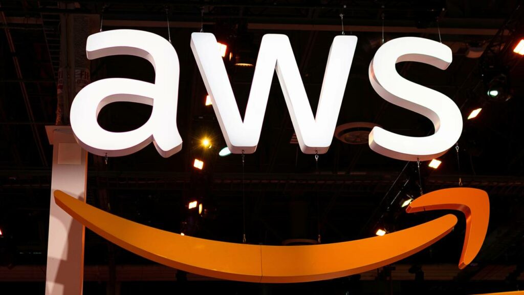 Dependência digital preocupa após falha global na AWS, o serviço de nuvem da Amazon