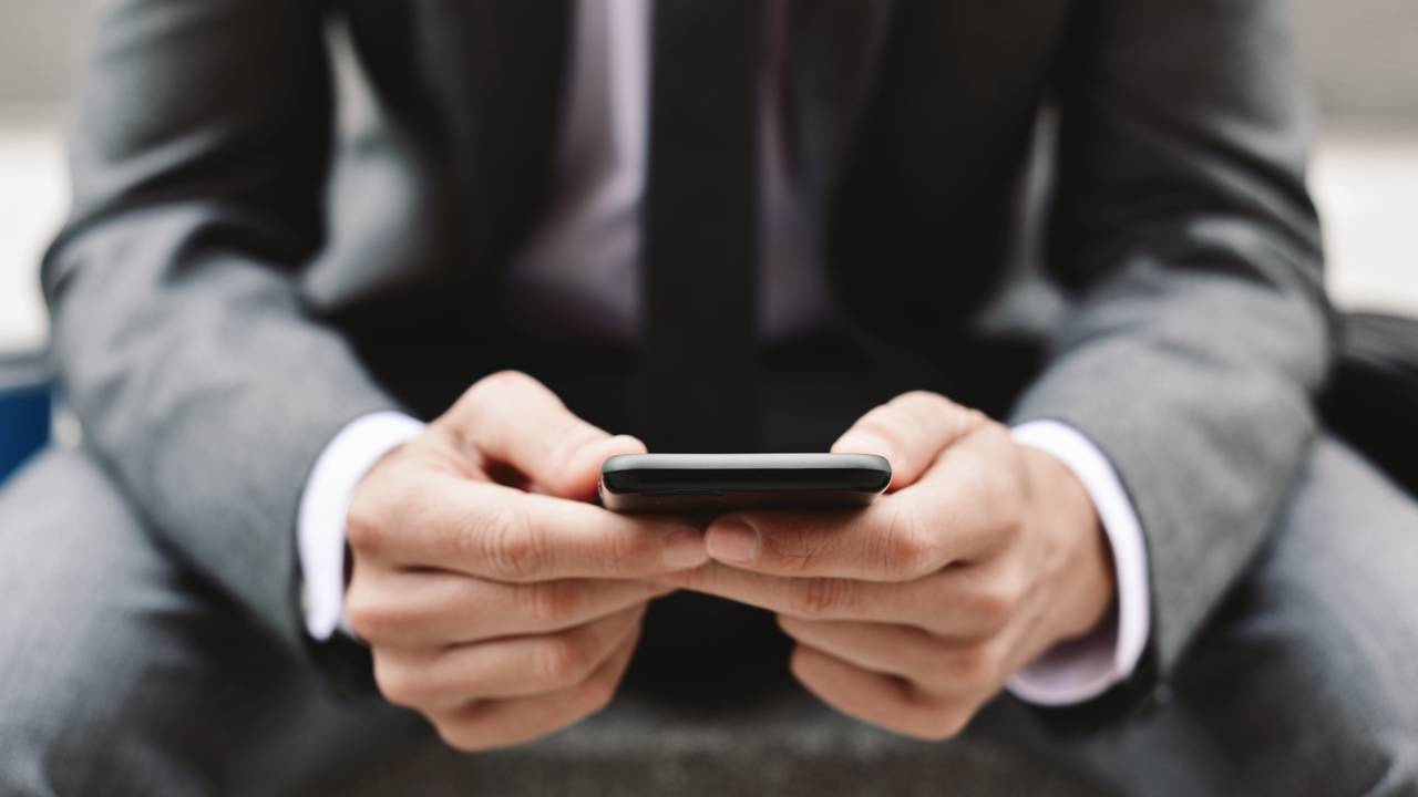 Seu celular está travando? Não gaste dinheiro ainda, essa é a solução