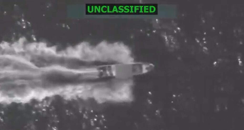 EUA eliminam mais três “narcoterroristas” em barco no Pacífico