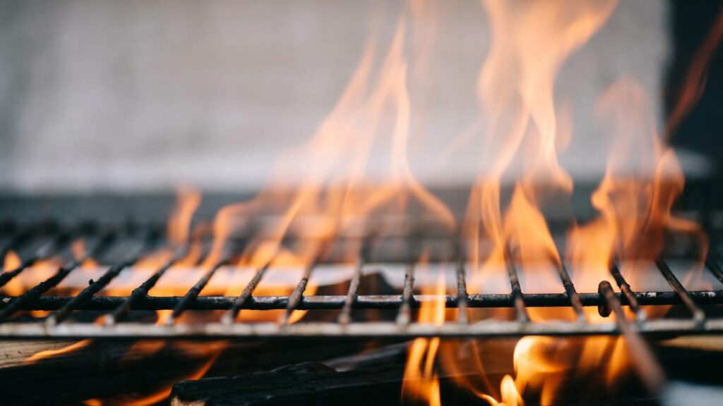 A grelha quente é essencial para um bom churrasco - Créditos: depositphotos.com / EdZbarzhyvetsky