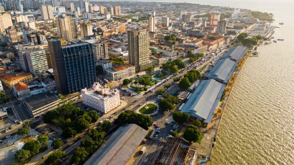 Incêndio em veículos choca Belém às vésperas da COP30