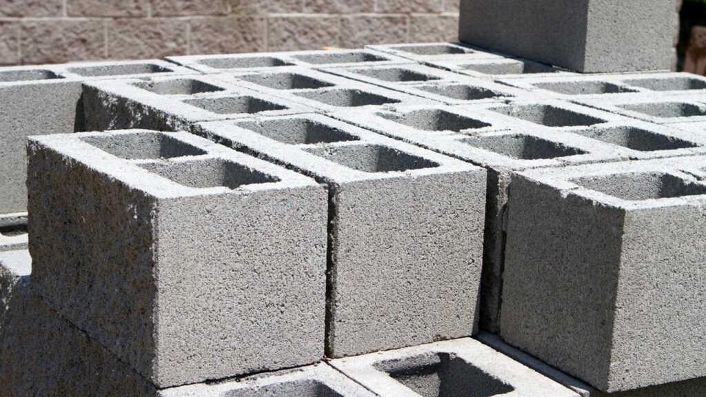 O bloco de concreto se destaca por ser mais rápido e fácil de se construir - Créditos: depositphotos.com / sframe