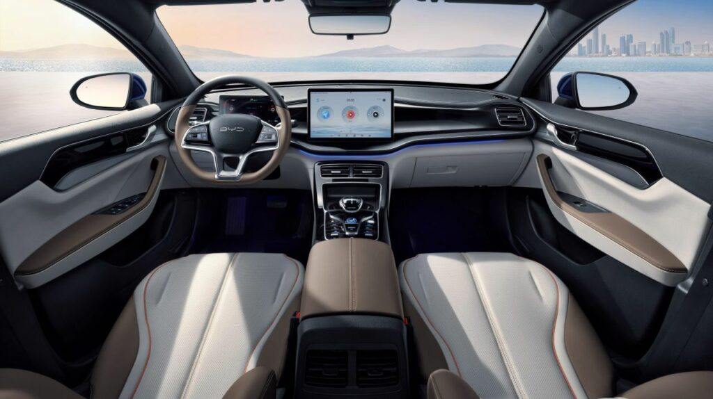 BYD Qin Plus chega ao Brasil com 2.100 km de autonomia e promete destronar Toyota Corolla
