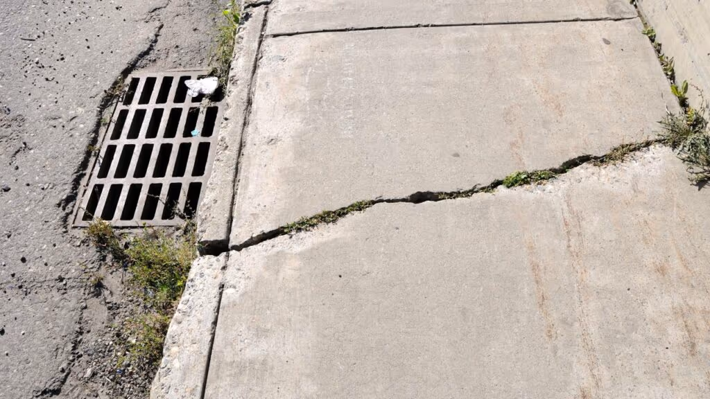 Calçada “engole” pedestre em Manaus e choca moradores