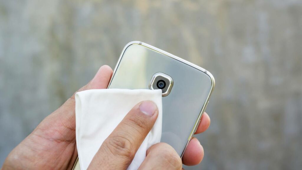 Esse truque caseiro elimina toda a sujeira da câmera do celular