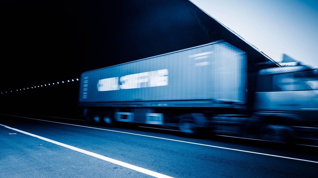 Motorista de caminhão que transportava veículos de luxo foi preso e o motivo surpreende