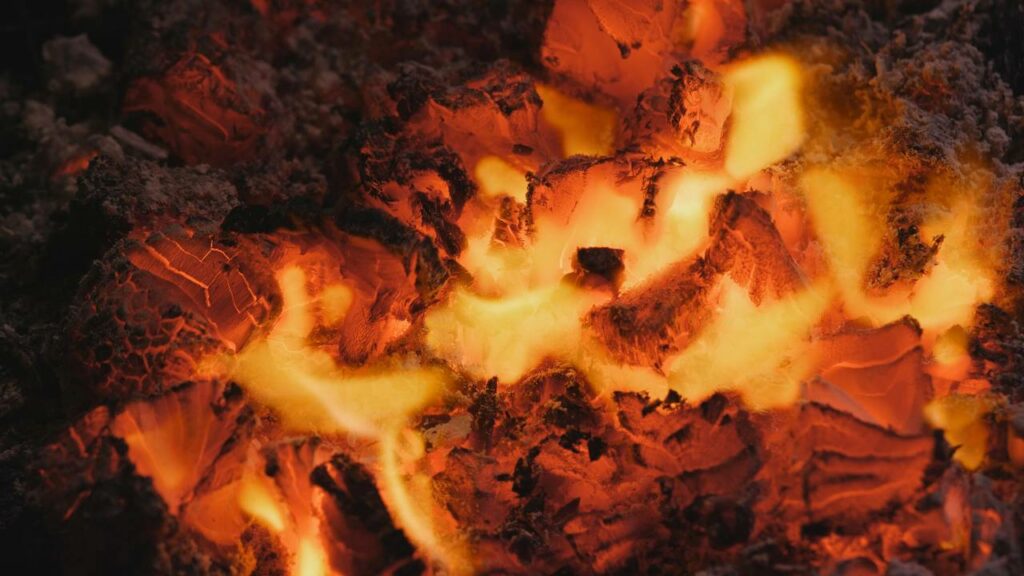 Nem carvão, nem lenha: o truque para acender a churrasqueira em 1 minuto