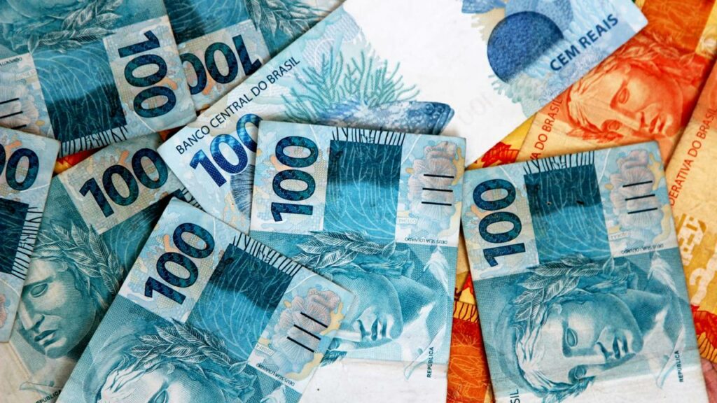 Como usar o celular para identificar notas falsas em segundos
