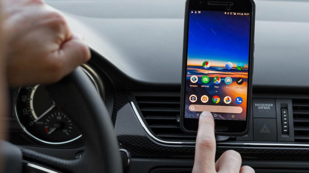 Como usar o celular no painel do carro sem levar multa mesmo com blitz
