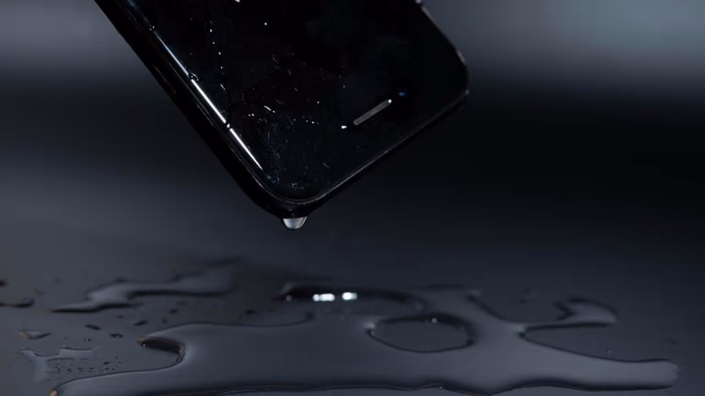 O que não fazer se o seu celular cair na água