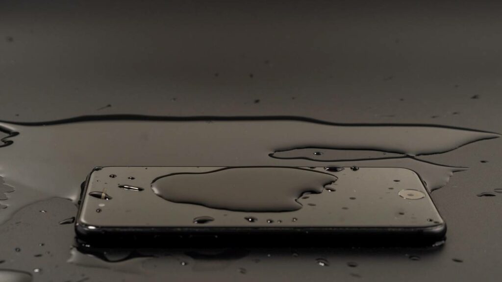 O que não fazer se o seu celular cair na água