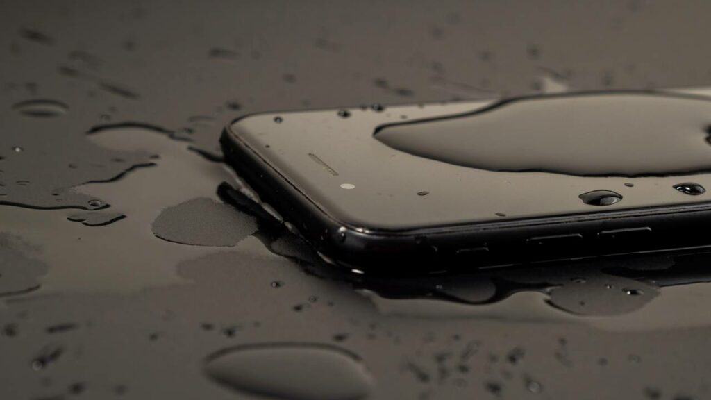 O que não fazer se o seu celular cair na água