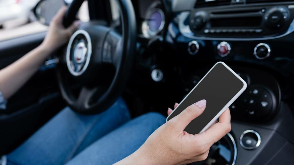 Celular no suporte não evita multa: esse erro comum pode custar caro mesmo com o GPS ligado no painel do carro