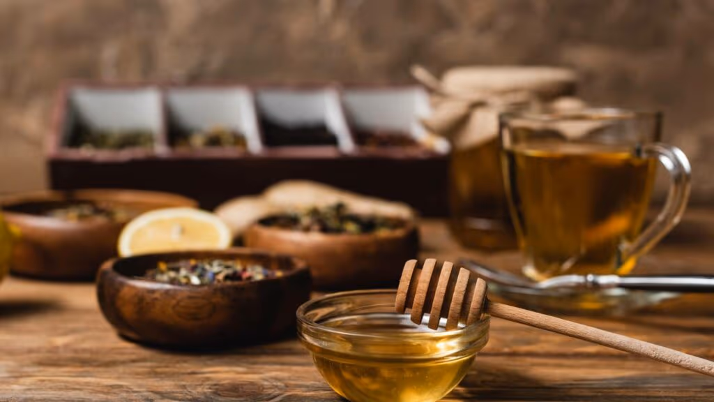 Chá de mel com limão e gengibre alivia dor de garganta e acalma irritação