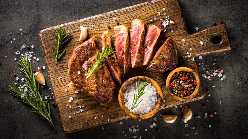 Sua carne fica dura? Veja quatro dicas infalíveis para um churrasco suculento