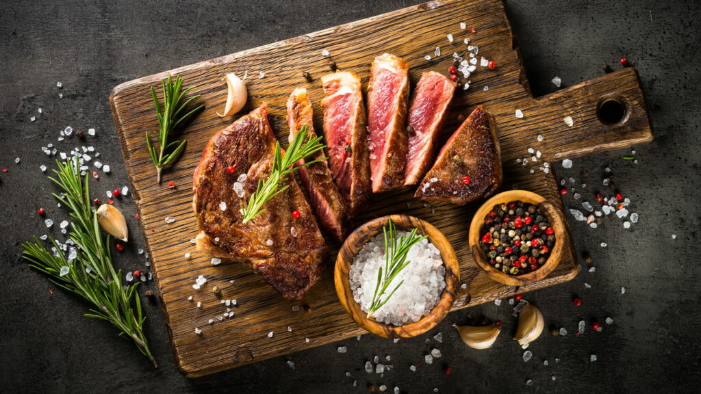 Sua carne fica dura? Veja quatro dicas infalíveis para um churrasco suculento