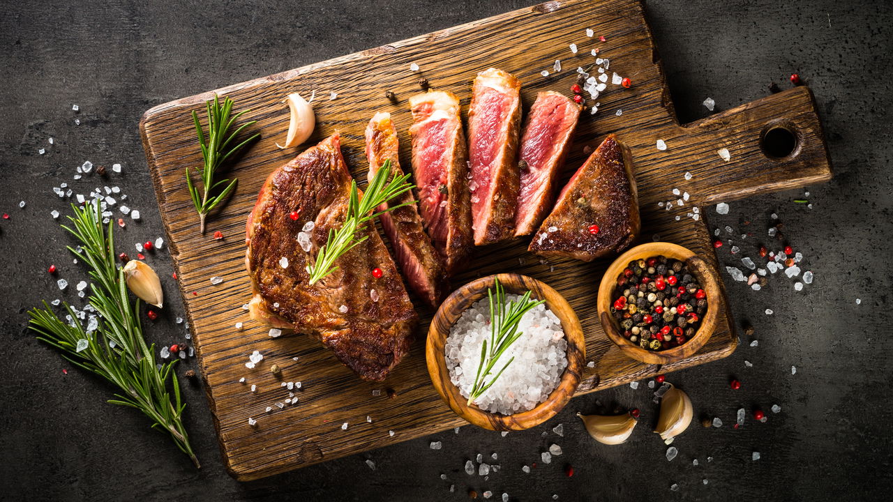 Sua carne fica dura? Veja quatro dicas infalíveis para um churrasco suculento