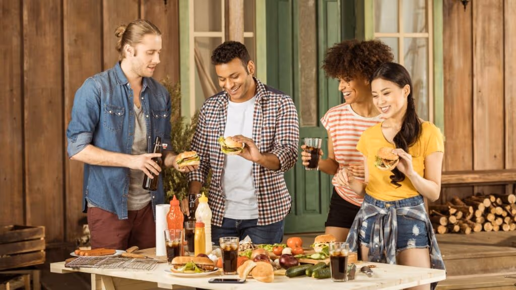 Beber líquido durante as refeições faz mal? Veja o que dizem especialistas