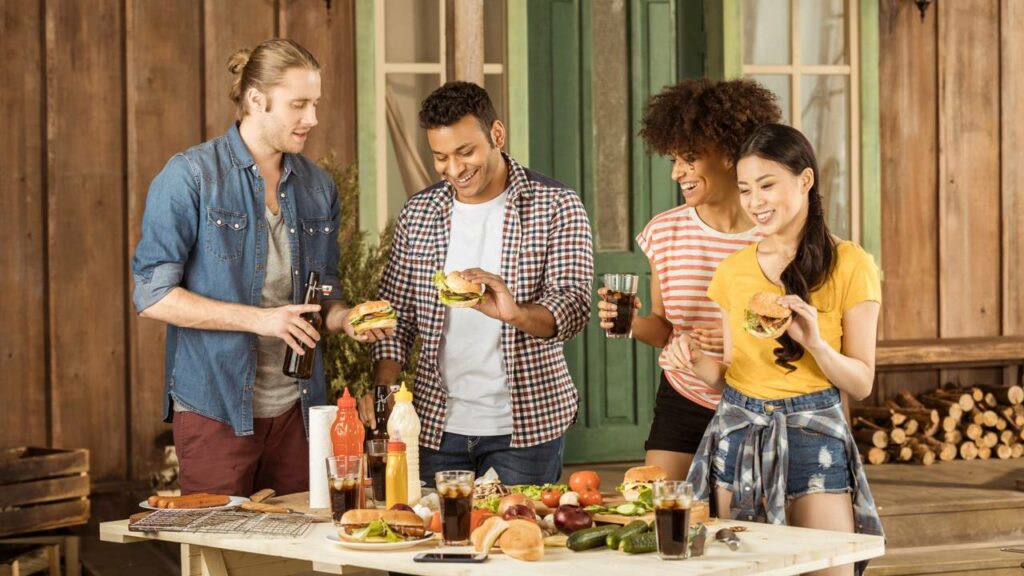 Beber líquido durante as refeições faz mal? Veja o que dizem especialistas