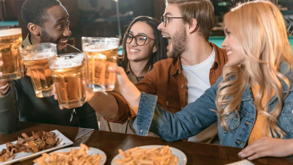 Beber líquido durante as refeições faz mal? Veja o que dizem especialistas