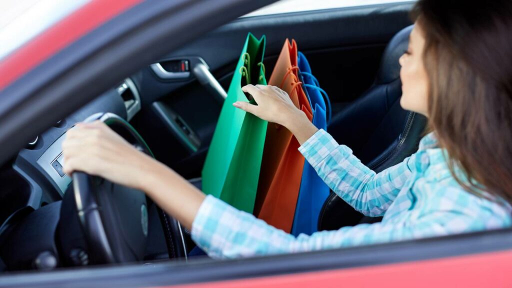 O que diz a lei sobre levar objetos soltos no carro durante a direção?