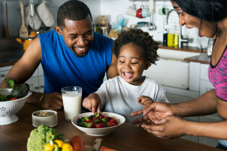 3 hábitos saudáveis para prevenir a obesidade em crianças