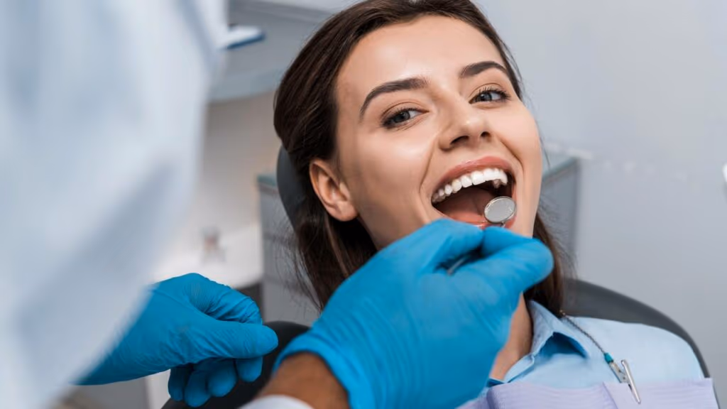 As 6 coisas que os dentistas detectam imediatamente quando olham para sua boca