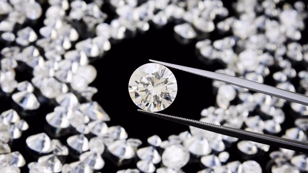 O diamante nasce a 150 km de profundidade e passa por isso até virar joia