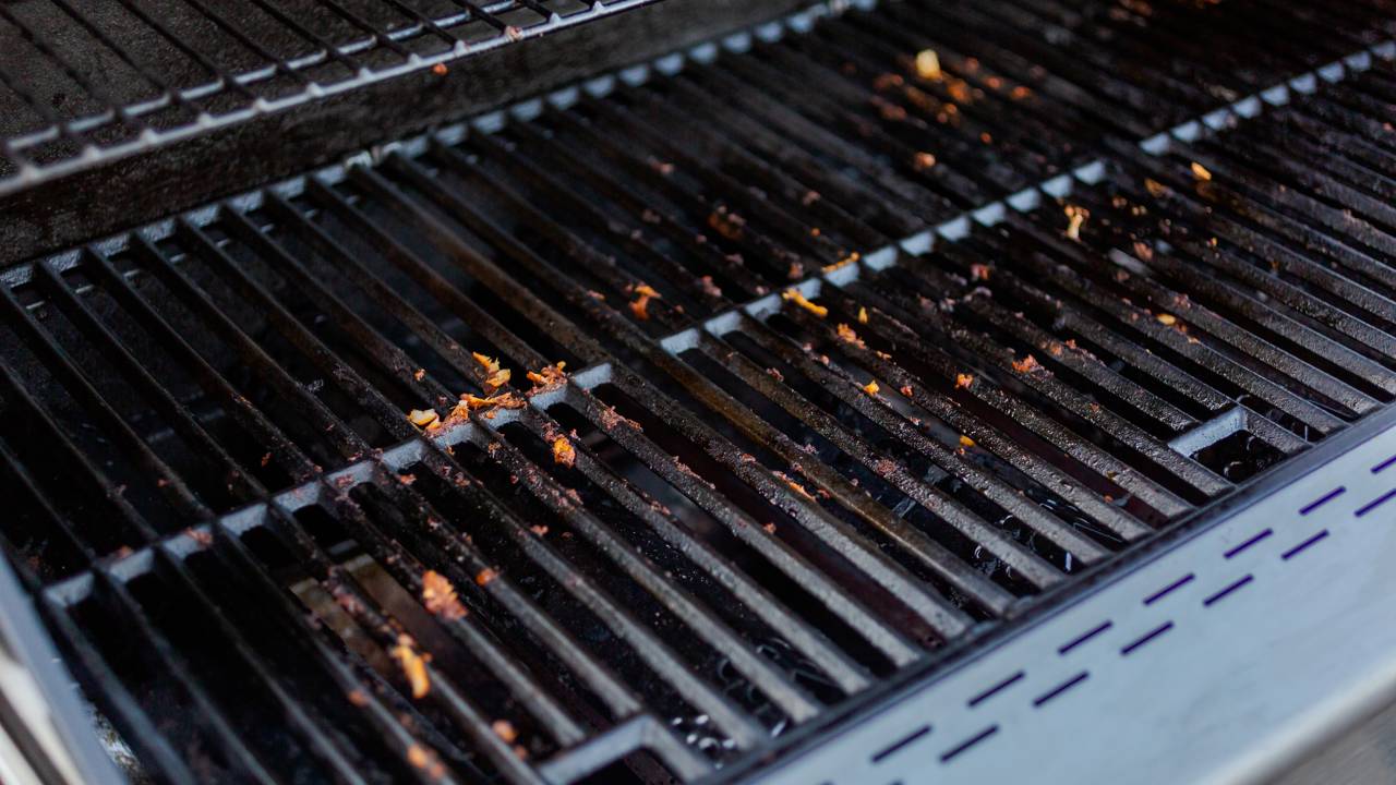 Vai fazer um churrasco? Eis o truque mais eficiente para limpar a grelha com apenas 2 ingredientes